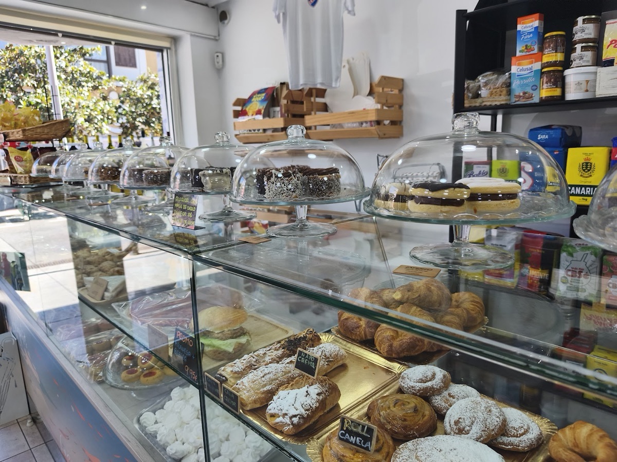 Vitrina de tortas y facturas de El Rincón Uruguayo